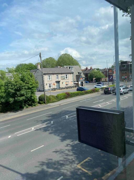 Contemporary Duplex - Private Patio & Parking Apartment Stockport Exterior photo